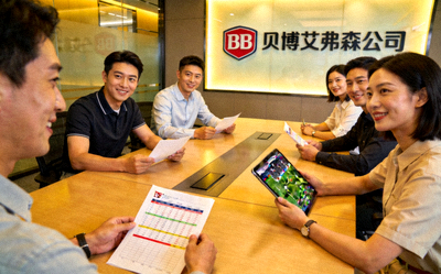 BB贝博艾弗森公司团队在会议室讨论体育赛事策略